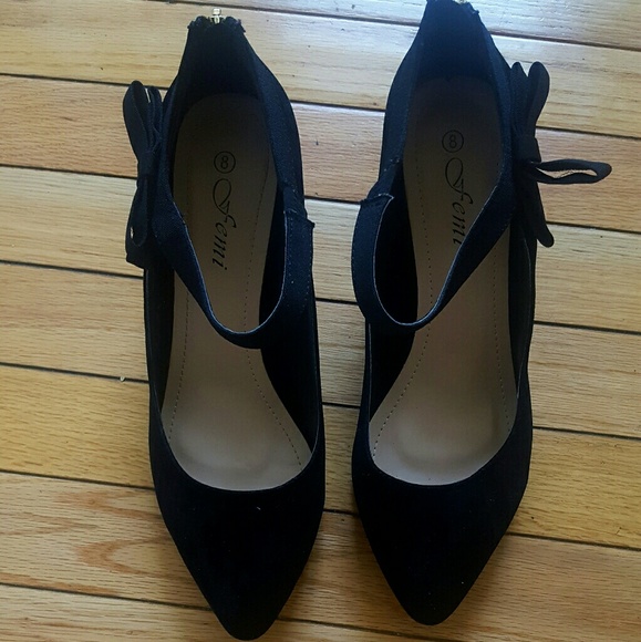 Black Bow Strap Detail Pumps - Picture 2 of 5